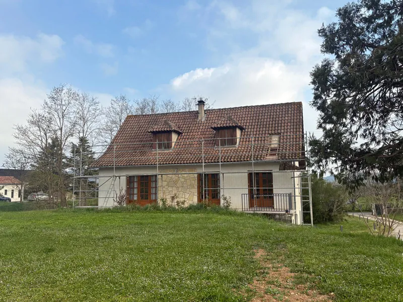 Maison avec échafaudage, toiture en cours de rénovation