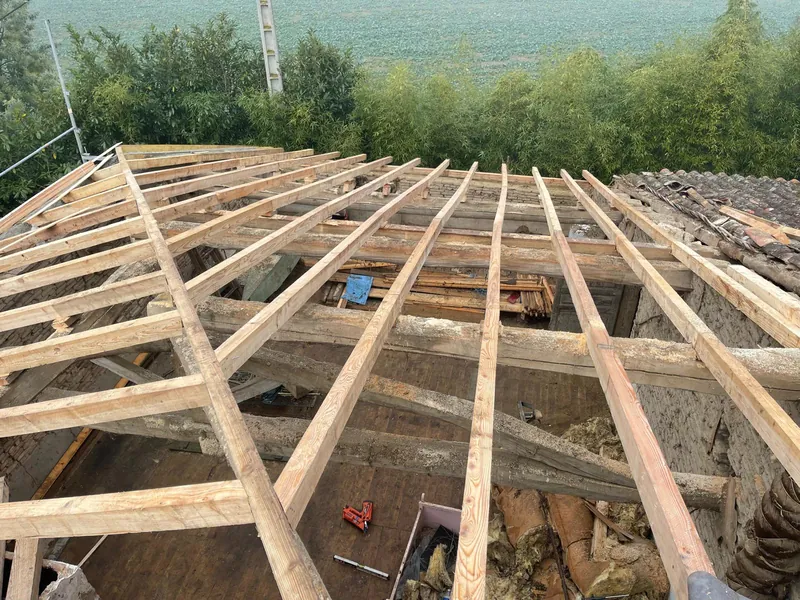 Vue de la charpente depuis l'intérieur, chantier en cours