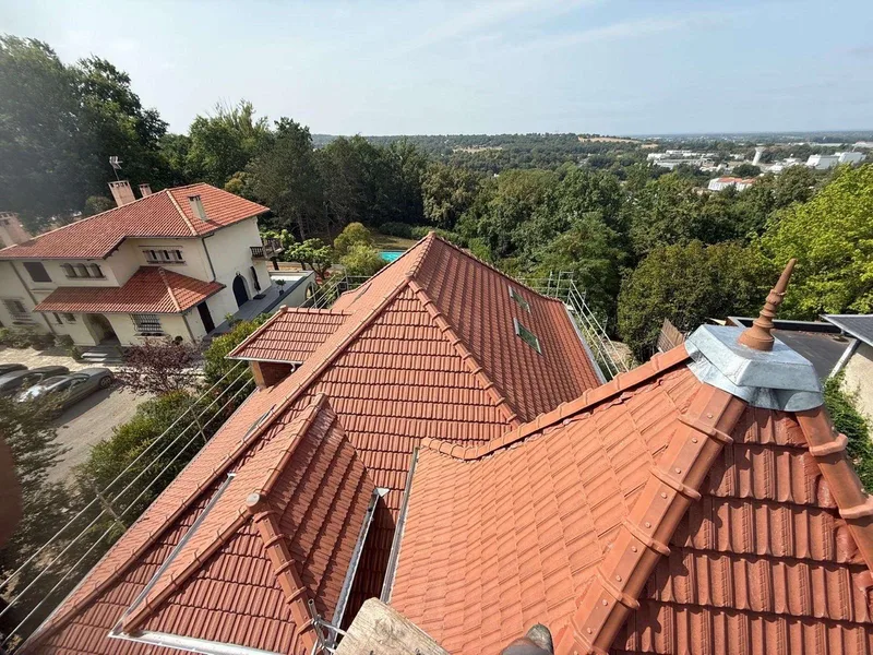 Vue aérienne d’une toiture rénovée avec fenêtres de toit